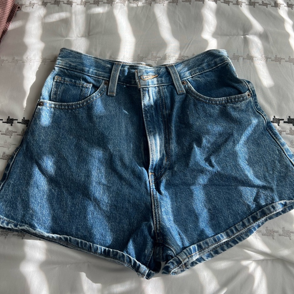 Levi high waisted mom shorts!
Size 26